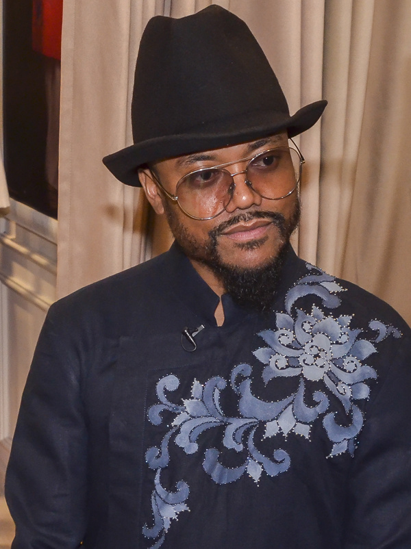 Thanh Bùi và ca sĩ nhóm Black Eyed Peas ăn quà vặt chợ Bến Thành